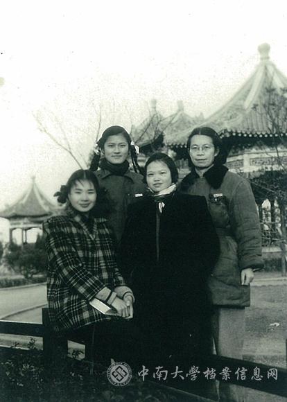 1954年潘世宬教授(后排右一)与51级学生合影