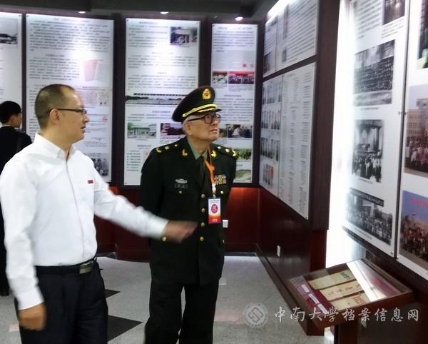 吴湘华馆长给鞠躬院士讲解