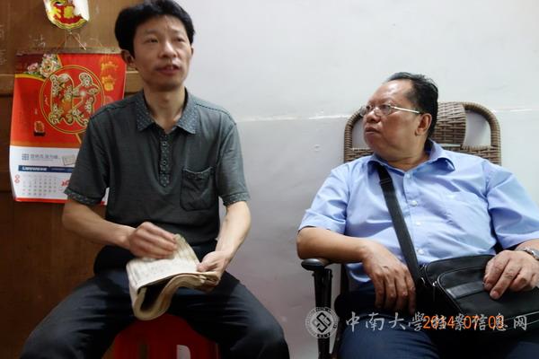 采访中黄先生向笔者介绍材料