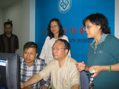 李健书记参观刚刚建成的原中南工业大学校史馆网上展厅