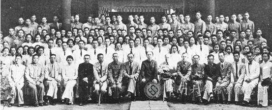 1940年8月湘雅医学院由私立改国立时师生在贵阳中央医院合影。前排中为院长张孝骞,右为沈克非。
